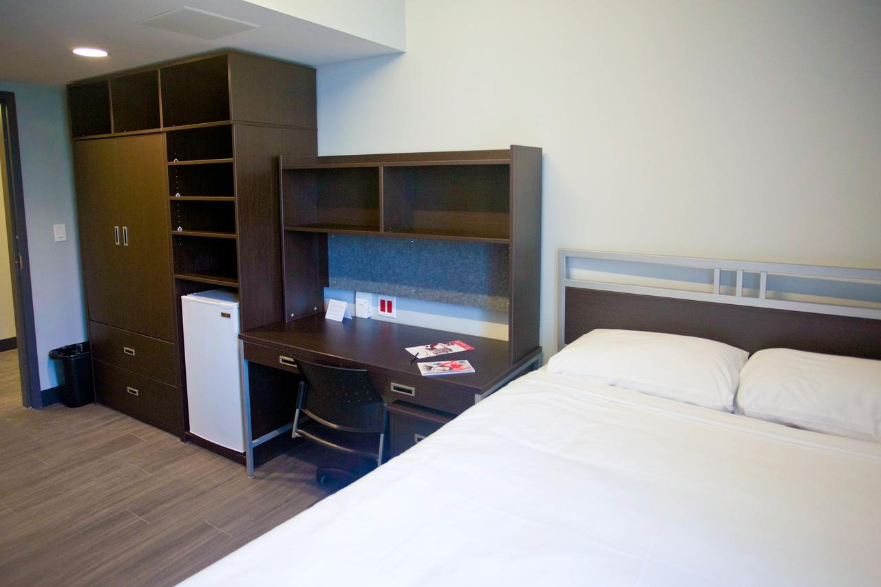 David C. Smith House - Queen's University 3*